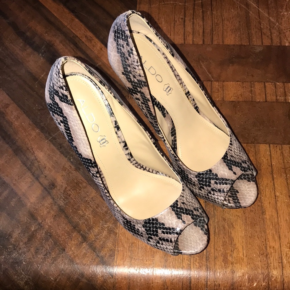 Aldo 2”-3” heel sz 40 snakeskin like